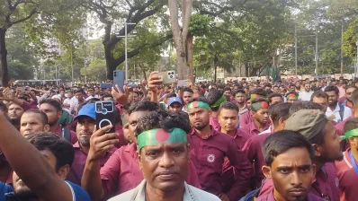 ৭ দফা দাবিতে শহীদ মিনারে পল্লী বিদ্যুতের অবস্থান কর্মসূচি। ছবি: খবর সংযোগ