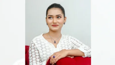 গরমের সময় হালকা ধাঁচের গয়না ভালো লাগে। ছবি: সংগৃহীত