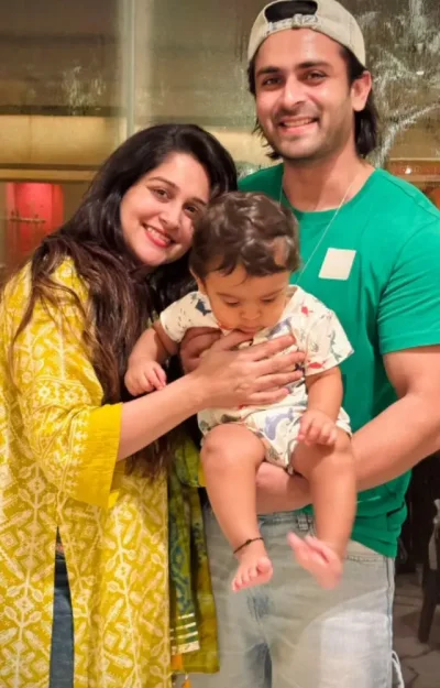 স্বামী শোয়েব ইব্রাহিম ও সন্তানের সঙ্গে দীপিকা