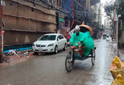 বৃষ্টি উপেক্ষা করে গন্তব্যে ছুঁটছেন পথচারি। ছবি: খবর সংযোগ