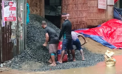 রাজধানীতে বৃষ্টি উপেক্ষা করে কাজ করছেন নির্মাণ শ্রমিকেরা। ছবি: খবর সংযোগ