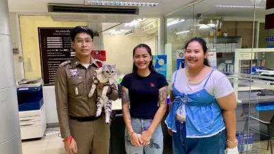 বিড়ালটিকে জামিনে ছাড়িয়ে নিতে থানায় হাজির হন মালিক। ছবি: সংগৃহীত