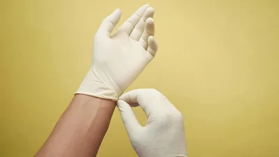 গ্লাভস পরে কাজ করা ভালো। কারণ, এতে হাতের ত্বক এবং নখ সুরক্ষিত থাকবে। ছবি: সংগৃহীত