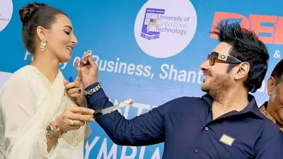 নায়িকা বর্ষাকে কেক খাইয়ে দিচ্ছেন তার স্বামী নায়ক অনন্ত জলিল। ছবি: সংগৃহীত