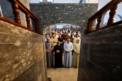 মধ্যপ্রাচ্যের দেশ ইরাকে ঈদুল আজহা উদযাপিত হয়েছে শুক্রবার (৬ জুন)। মসুল শহরের একটি মসজিদে ঈদের নামাজ আদায় করছেন ধর্মপ্রাণ মুসল্লিরা