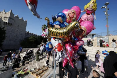 জেরুজালেমের দামাস্কাস গেট এলাকায় বেলুন বিক্রি করছেন এক ব্যক্তি।