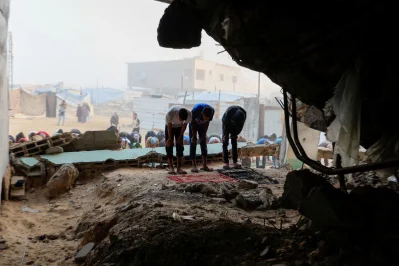 ইসরায়েলি বাহিনীর গোলায় ধ্বংস হয়ে যাওয়া আল-আলবানি মসজিদ চত্বরে ঈদুল আজহার জামাত। গাজার দক্ষিণাঞ্চলীয় শহর খান ইউনিসে