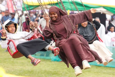 ঈদ উপলক্ষ্যে কেনিয়ার স্যার আলী মুসলিম ক্লাব গ্রাউন্ড এলাকায় মেলা বসেছে। মেলায় রাইডে চড়েছেন দু’জন। ছবি ৬ জুনের।