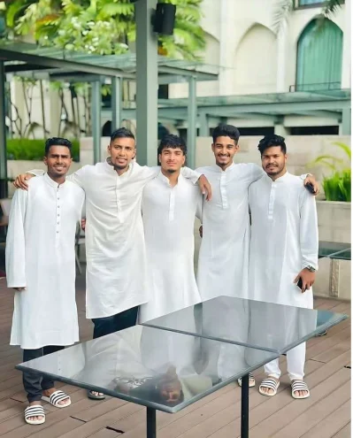 জামাল ভুঁইয়ার সঙ্গে একই ফ্রেমে ফাহামেদুল-মোরসালিনরা। ছবি: সংগৃহীত