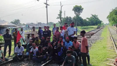 রেলপথে বসে আন্দোলন করছেন স্থানীয় বাসিন্দারা