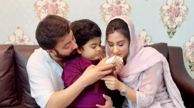 শাকিব-বুবলীর মাঝে সন্তান বীর। ছবি: সংগৃহীত