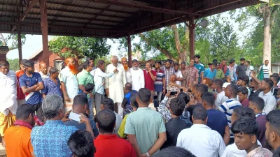 রাজশাহী চারঘাট উপজেলার নন্দনগাছী রেলস্টেশনে আন্দলোনকারীদের অবস্থান