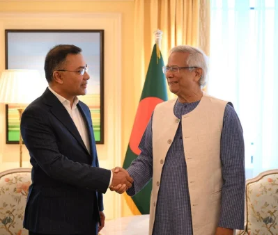 অন্তর্বর্তী সরকারের প্রধান উপদেষ্টা অধ্যাপক মুহাম্মদ ইউনূস ও বিএনপির ভারপ্রাপ্ত চেয়ারম্যান তারেক রহমান হাত মেলান