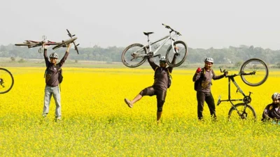 ‘সাইকেল রেস’ সংগঠনের কয়েকজন সদস্যদের উচ্ছ্বাস। ছবি: সংগৃহীত