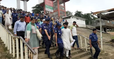 শ্রমিক উপদেষ্টাদের গাড়ি আটকে দেয়ায় পুলিশ দ্রুত তাদেরকে সরিয়ে নেয়। ছবি: সংগৃহীত