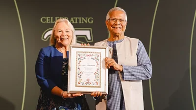 ড. ইউনূসের হাতে পুরস্কার তুলে দেন কিংস ফাউন্ডেশনের চেয়ার অব ট্রাস্টিজ ডেম অ্যান লিম্ব। ছবি: সংগৃহীত