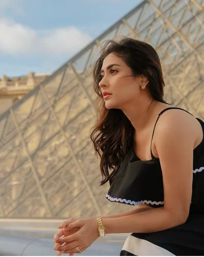 ভালোবাসার শহরে তোলা অভিনেত্রীর ছবিগুলো বেশ পছন্দ করছেন তার ভক্ত–অনুরাগীরা। এ পর্যন্ত ছবিগুলোতে প্রতিক্রিয়া এসেছে প্রায় ৬০ হাজার। ছবি: অভিনেত্রীর ফেসবুক থেকে নেওয়া