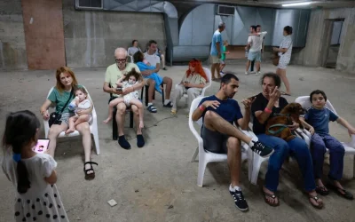 ইরান থেকে ছোড়া ক্ষেপণাস্ত্রের পর ইসরায়েলজুড়ে সাইরেন বেজে ওঠে। এর জেরে রাজধানী তেল আবিবে একটি ভূগর্ভস্থ আশ্রয়কেন্দ্রে জড়ো হন আতঙ্কিত বাসিন্দারা