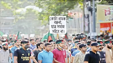 ঢাকা বিশ্ববিদ্যালয় থেকে মিছিল নিয়ে শাহবাগের দিকে যান শিক্ষার্থীরা