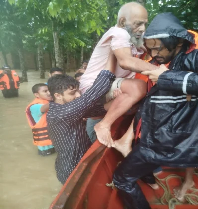 সেনাবাহিনী ও স্বেচ্ছাসেবকদের সহযোগিতায় উদ্ধার করা হচ্ছে