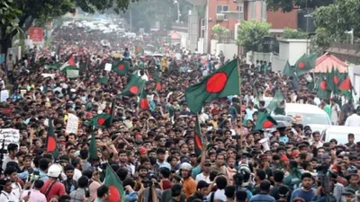 পুলিশি বাধা ভেঙে রাজপথ অবরোধ ছাত্র-জনতার