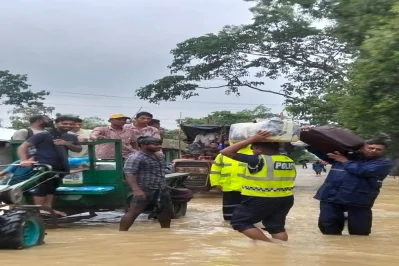 সেনাবাহিনী, বিজিবি, পুলিশ স্বেচ্ছাসেবক দলের লোকজন উদ্ধার তৎপরতা ও খাদ্য সামগ্রী বিতরণ করছেন
