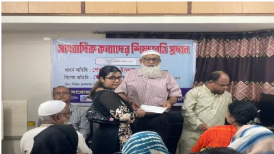 মিডিয়া ফ্রন্টলাইনের প্রধান কার্যালয়ে এবং সাংবাদিক কন্যাসন্তানদের শিক্ষাবৃত্তি প্রদান করছেন দৈনিক খবর সংযোগের সম্পাদক শেখ নজরুল ইসলাম