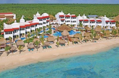 হিডেন বিচে পর্যটকদের জন্য গড়ে ওঠা রিসোর্ট। ছবি: অনলাইন থেকে সংগৃহীত