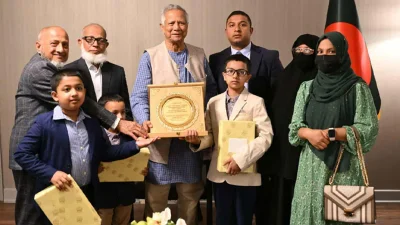 প্রধান-উপদেষ্টার-সঙ্গে-নিহত-পুলিশ-কর্মকর্তা-দিদারুল-ইসলামের-পরিবার