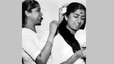 বড় বোন লতার খোঁপায় ফুল গুঁজে দিচ্ছেন ছোট বোন আশা