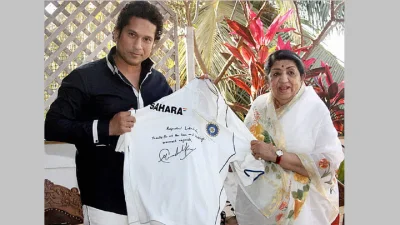 লতা মঙ্গেশকরকে নিজের জার্সি উপহার দিয়েছিলেন টেন্ডুলকার