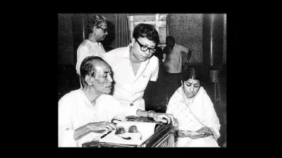 বিখ্যাত সংগীতজ্ঞ শচীন দেববর্মন, তাঁর ছেলে রাহুল দেববর্মনের সঙ্গে গানের একটি মুহূর্তে লতা মঙ্গেশকর