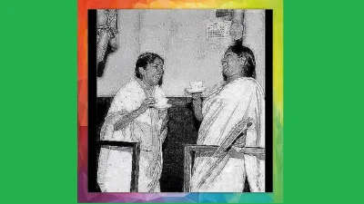 চায়ের কাপ হাতে দুই বোন