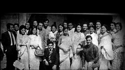 লতা মঙ্গেশকর ১৯৭২ সালে অজন্তা শিল্পীগোষ্ঠীর সঙ্গে তাঁর বাংলাদেশ সফরে