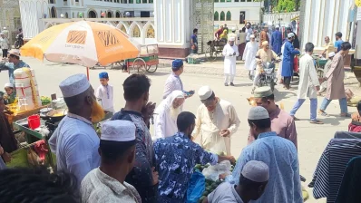 মসজিদের সামে ভাসমান বাজারে কেনা বেচা