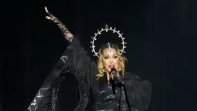 গান গেয়ে রেকর্ড গড়লেন ম্যাডোনা