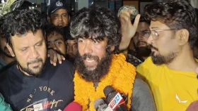 এভারেস্ট জয় করে দেশে ফিরেছেন বাবর