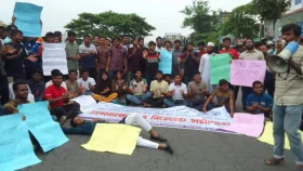 ফুঁসে উঠেছে বরিশাল বিশ্ববিদ্যালয়, মহাসড়ক অবরোধ