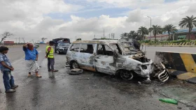 মেঘনা টোলপ্লাজায় মাইক্রোবাসে আগুন, শিশুসহ আহত ৫