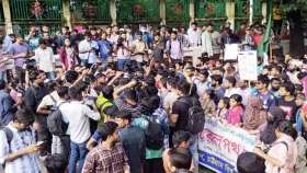 চবি শিক্ষার্থীদের পুলিশের লাঠিচার্জ