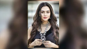 বিমানবন্দরে আটক নায়িকা নুসরাত ফারিয়া