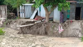 ফরিদপুরে পদ্মার ভাঙনে বিলীন বাড়িঘর, হুমকিতে শহর রক্ষা বাঁধ