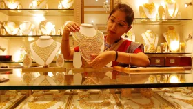 বিশ্ববাজারে রেকর্ড দামে উঠেছে সোনা