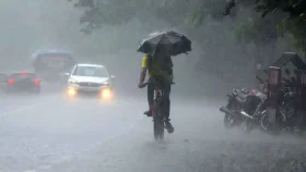 ঢাকায় বৃষ্টির আভাস, সামান্য কমতে পারে তাপমাত্রা