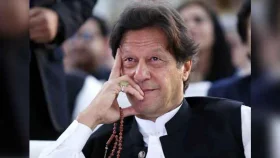 কারাগারে থেকেও যেভাবে প্রভাব রাখছেন ইমরান খান