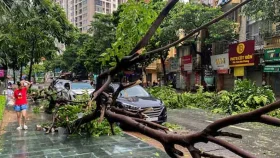 সুপার টাইফুনের আঘাতে বিপর্যস্ত ভিয়েতনাম