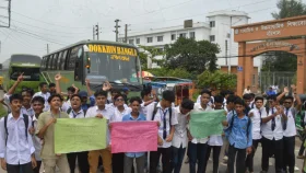 এসএসসি পরীক্ষার সিলেবাস সংক্ষিপ্তকরণের দাবিতে শিক্ষার্থীদের সড়ক অবরোধ 