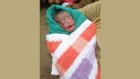 রাস্তায় পড়ে থাকা ব্যাগের ভেতর কাঁদছে নবজাতক