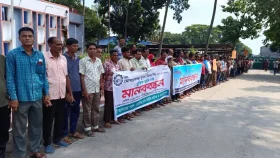 চাকরি স্থায়ীকরণের দাবিতে সুগার মিলের শ্রমিক-কর্মচারীরা