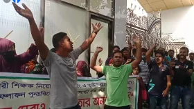 প্রাথমিক শিক্ষক নিয়োগে অসন্তোষ, অধিদপ্তরের সামনে বিক্ষোভ